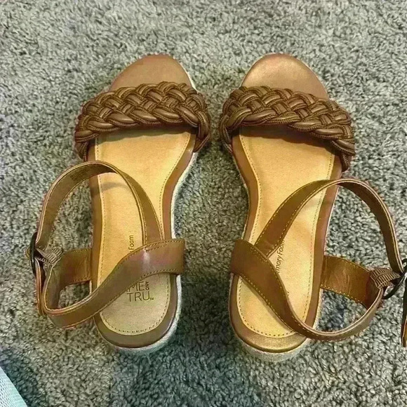 EUC Tan strappy sandal - Picture 1 of 4